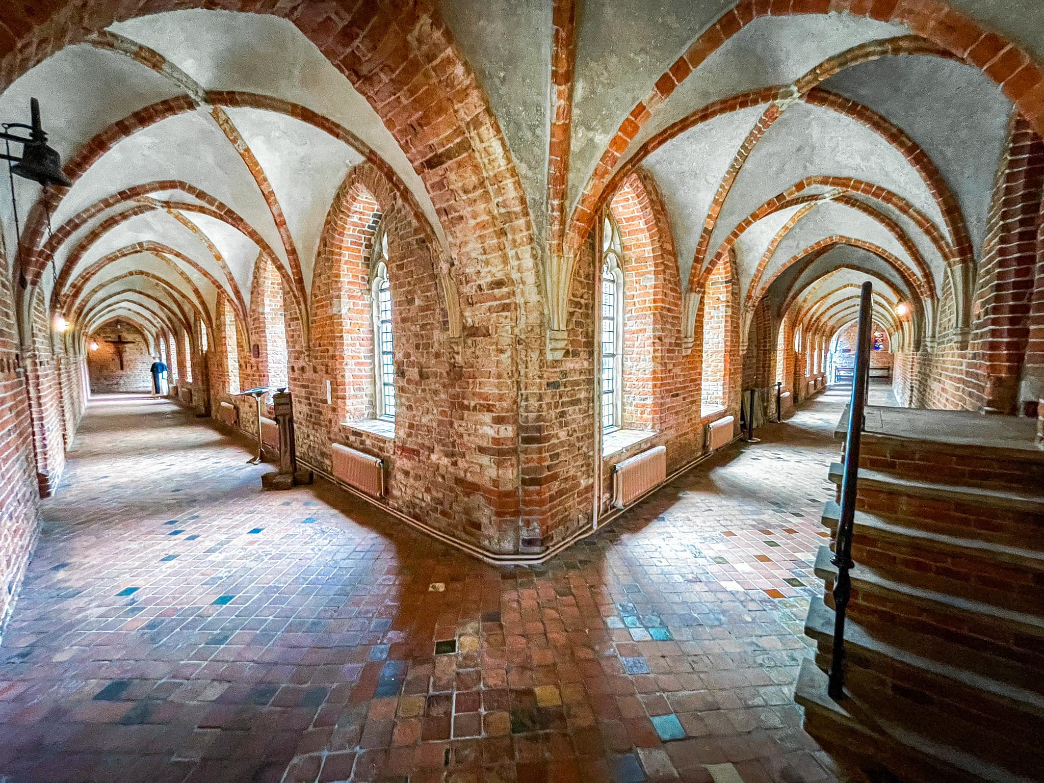 De middeleeuwse Kruisgang van het klooster met gewelven en oude vensters.