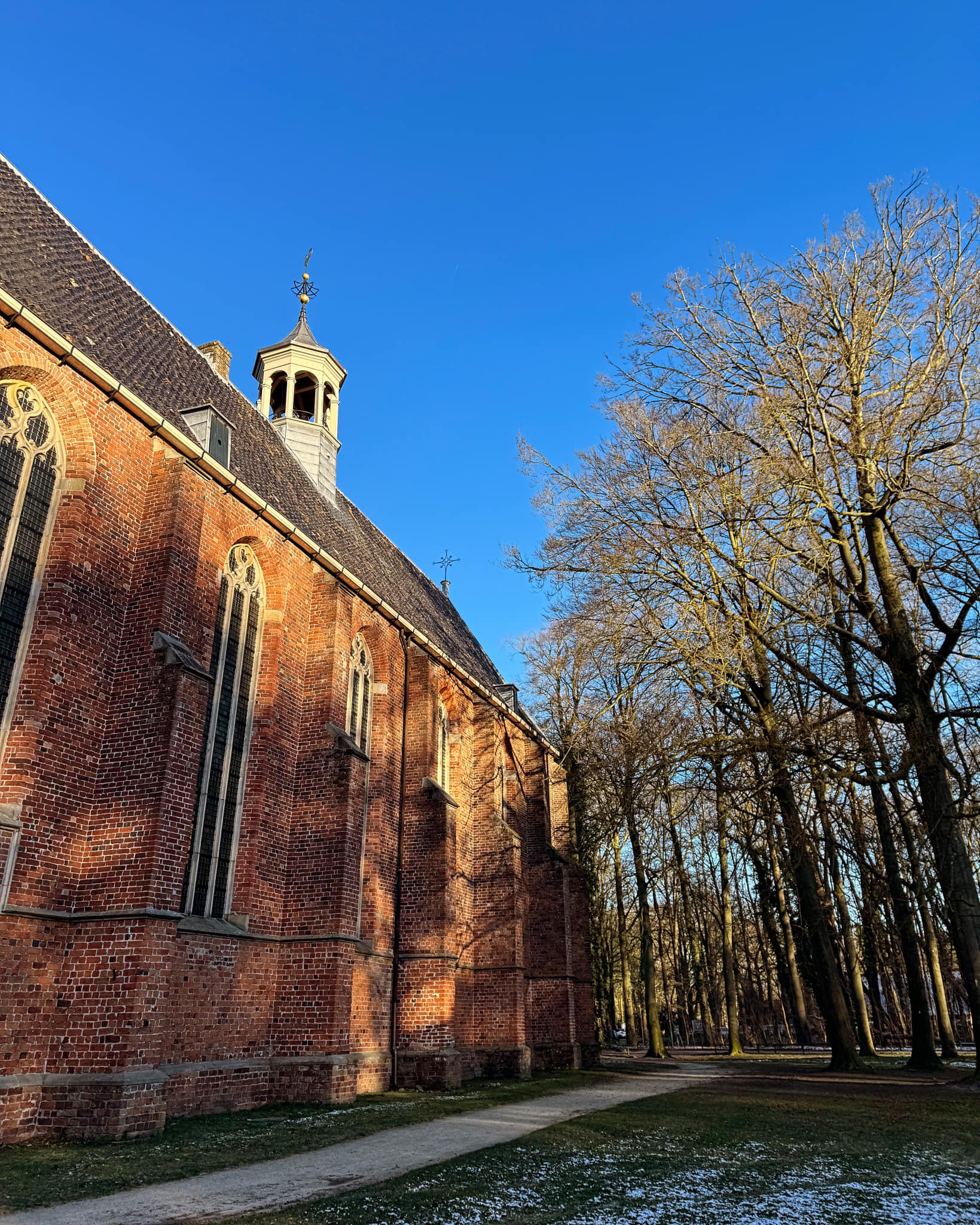 De zon schijnt op de kerk.