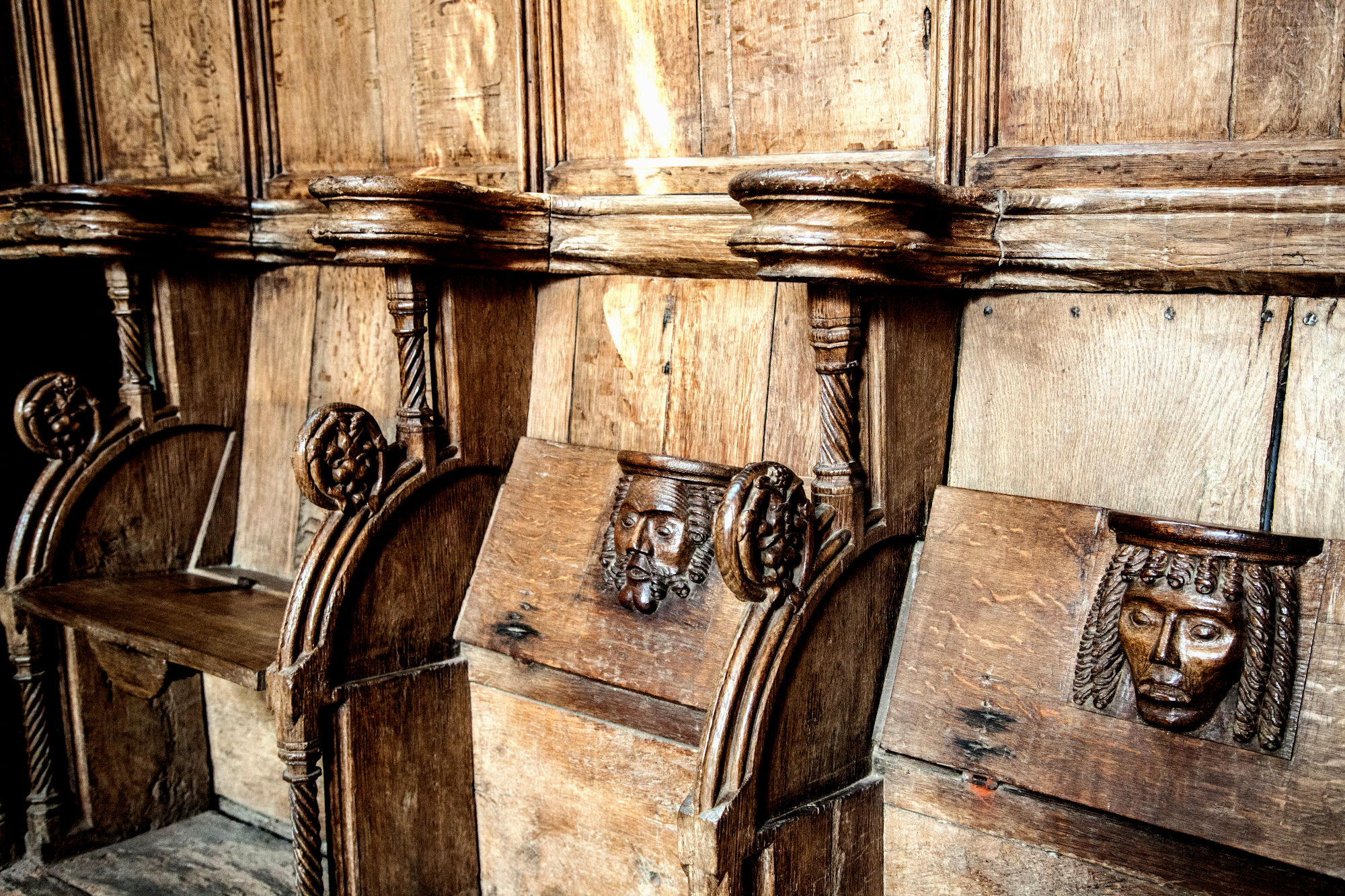 Oude, houten koorbanken in de Kanunnikenkerk.