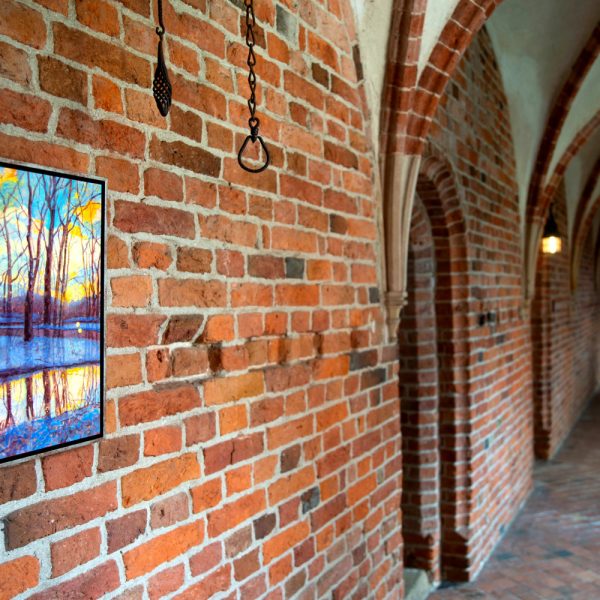 Het schilderij 'Reflection time' van Marloes Buigel Boering hangt in de Kruisgang van het Klooster. Op het schilderij staan bomen zonder bladeren die weerspiegelt worden in water. De kleur van het werk is vooral blauw, met gele wolken.