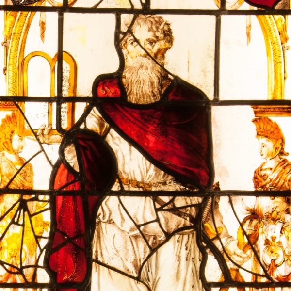 Glas-in-lood-raam: Mozes met de Tafelen der Wet en een schild.