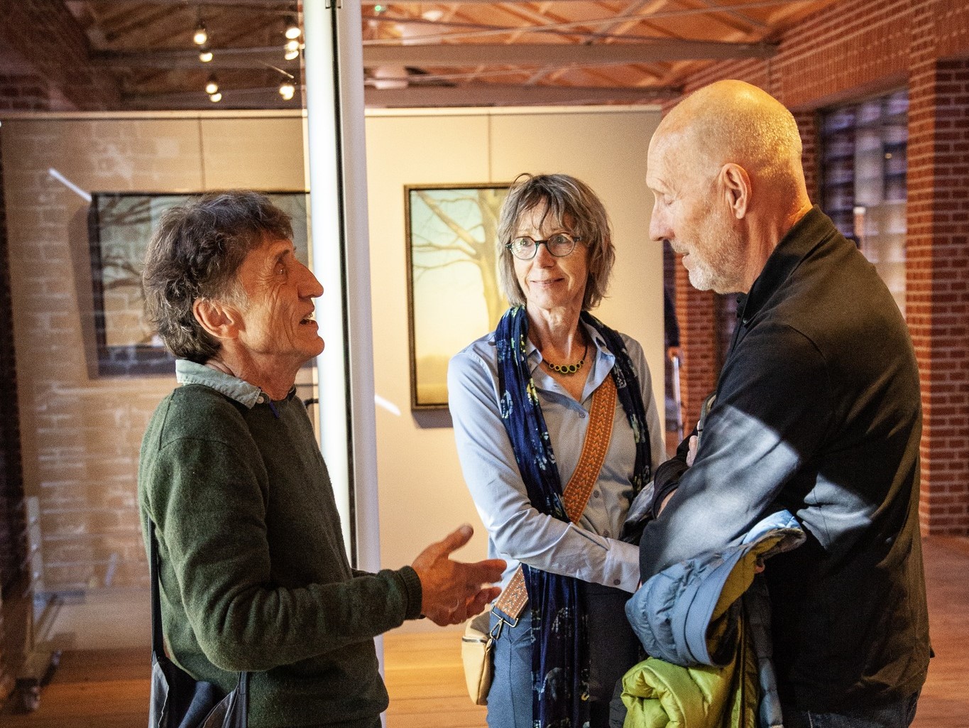 Johan Abeling in gesprek met bezoekers.