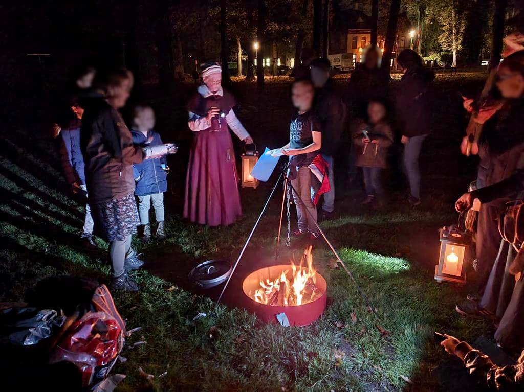 Bezoekers van de Nacht van de Nacht drinken buiten chocolademelk.