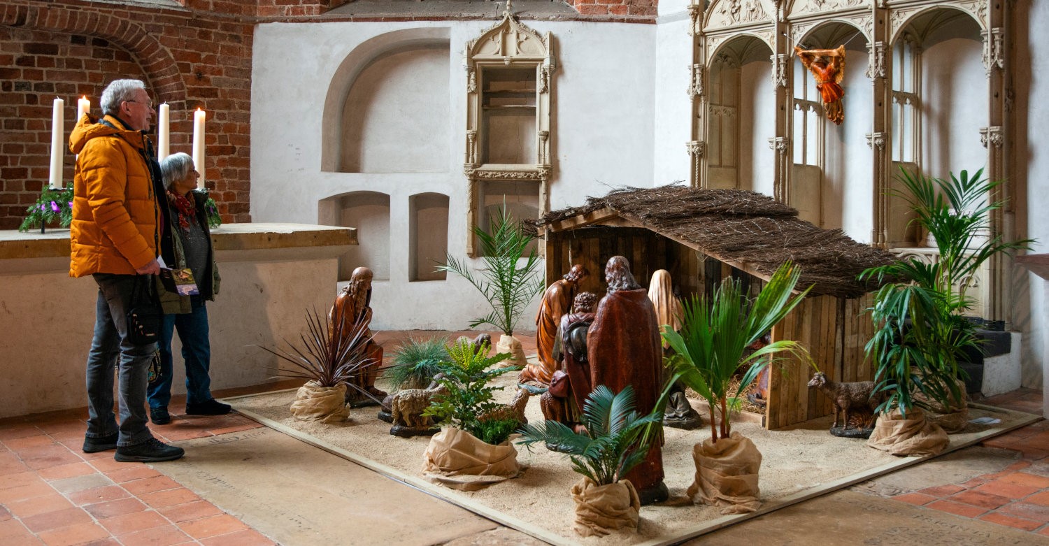 Een grote kerststal in de Kanunnikenkerk.