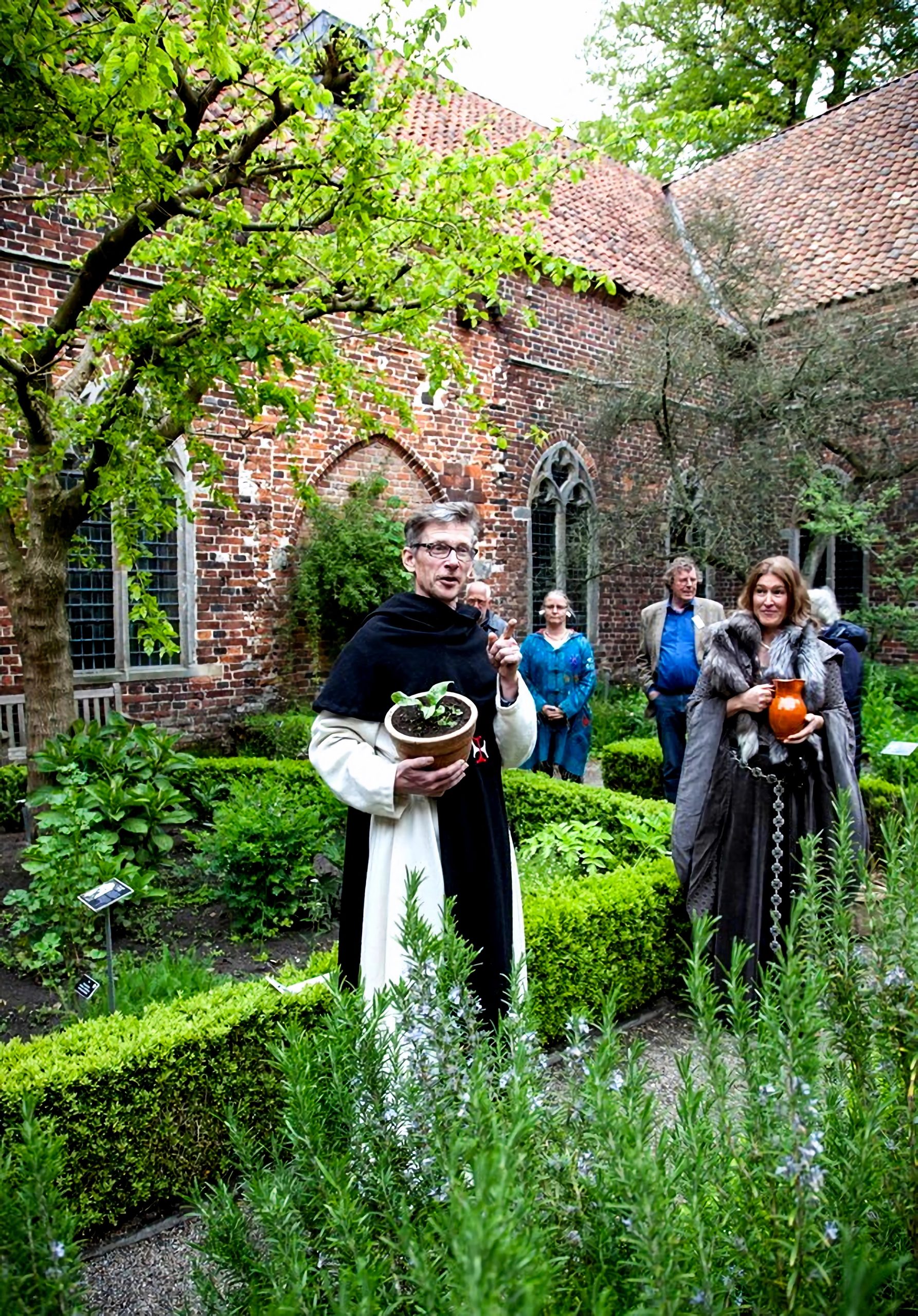 Nico Rookmaker in de kruidentuin.