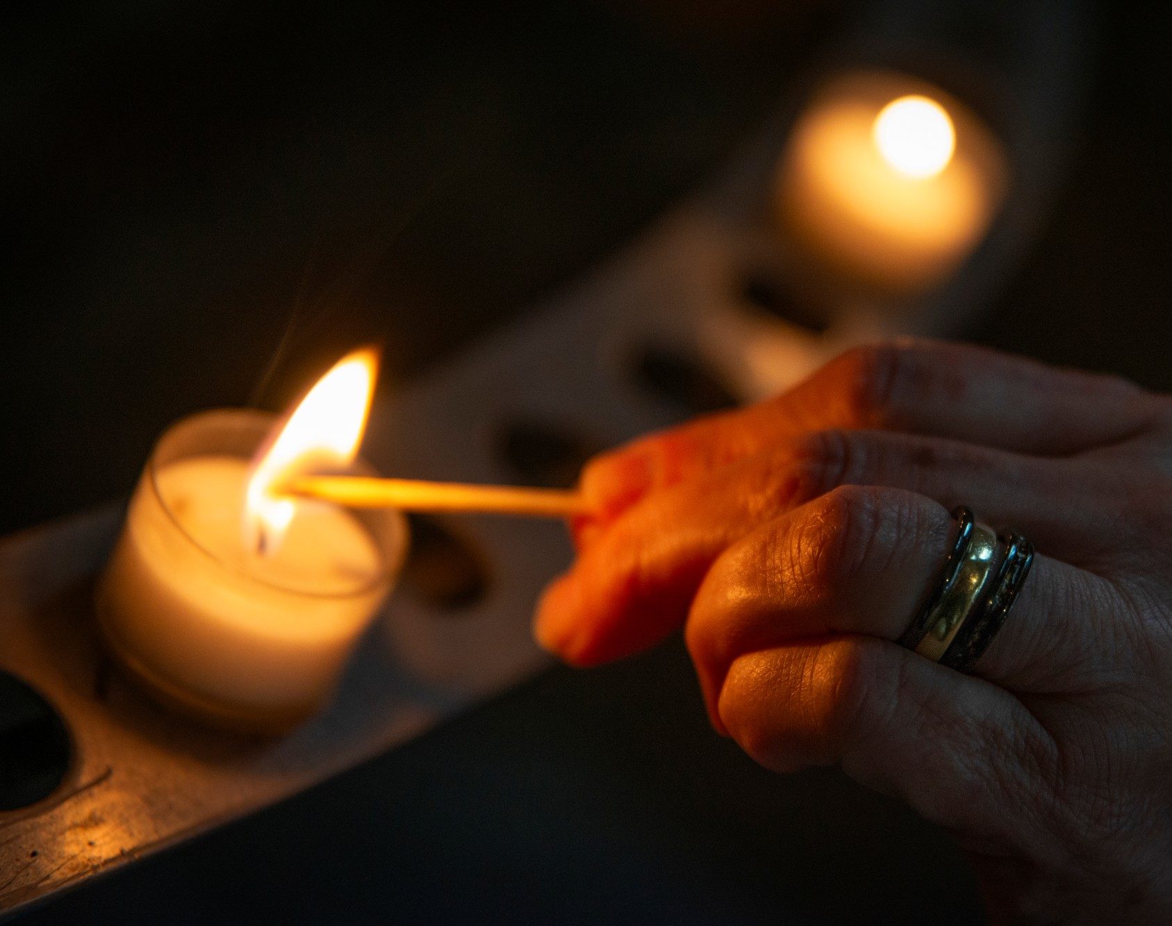Kaarsje branden in de kerk